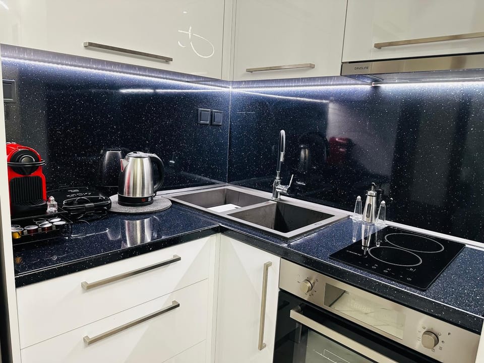Restaurant/places to eat, Coffee/tea facilities, Kitchen or kitchenette, microwave, oven, stove
