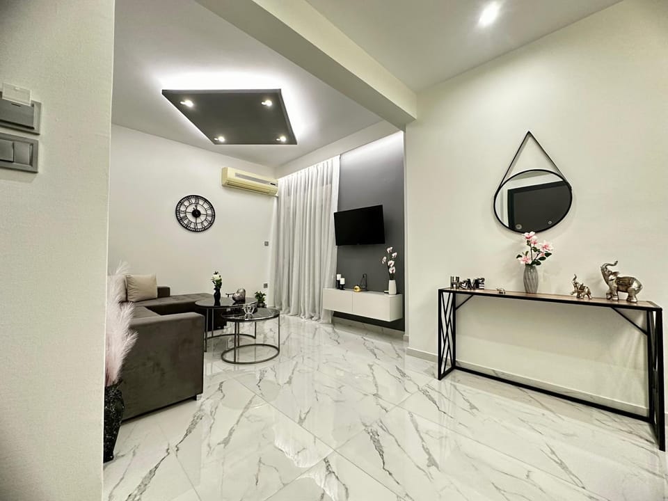 Communal lounge/ TV room, TV and multimedia, Living room, Seating area, Evening entertainment, air conditioner