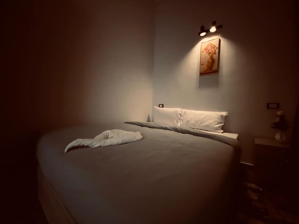 Bed, Bedroom, towels
