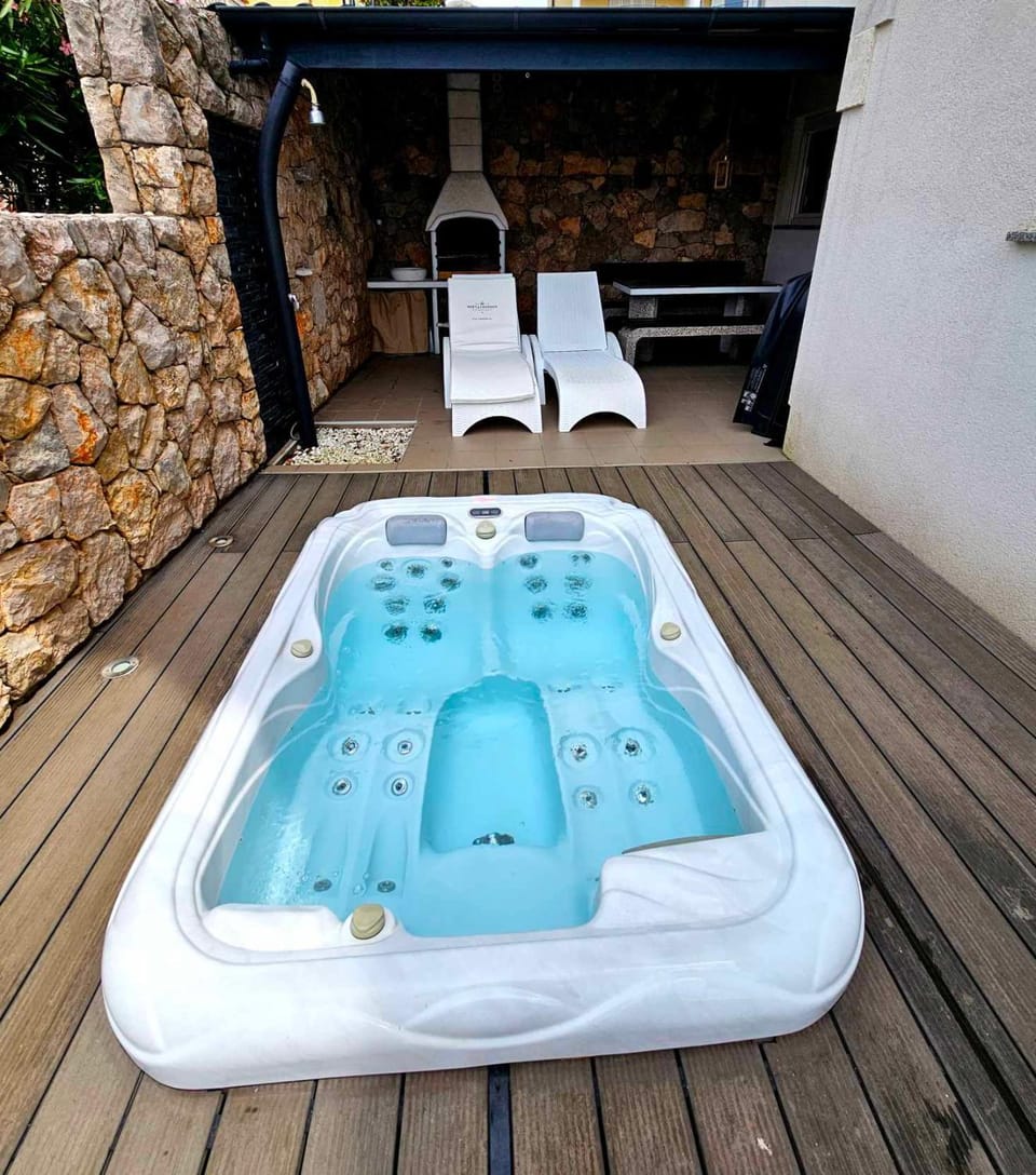 BBQ facilities, Hot Tub, Balcony/Terrace