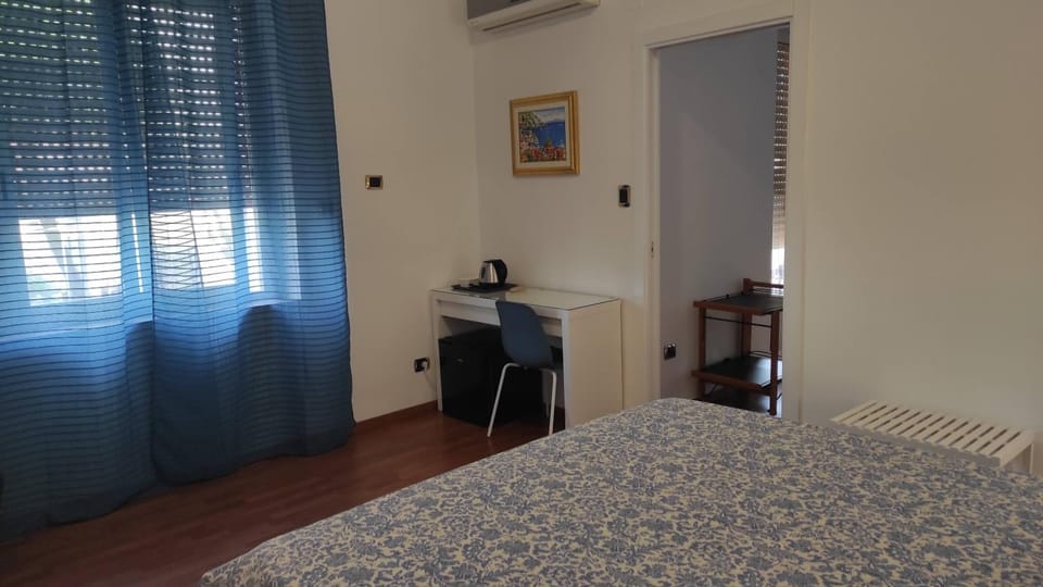 Photo of the whole room, air conditioner