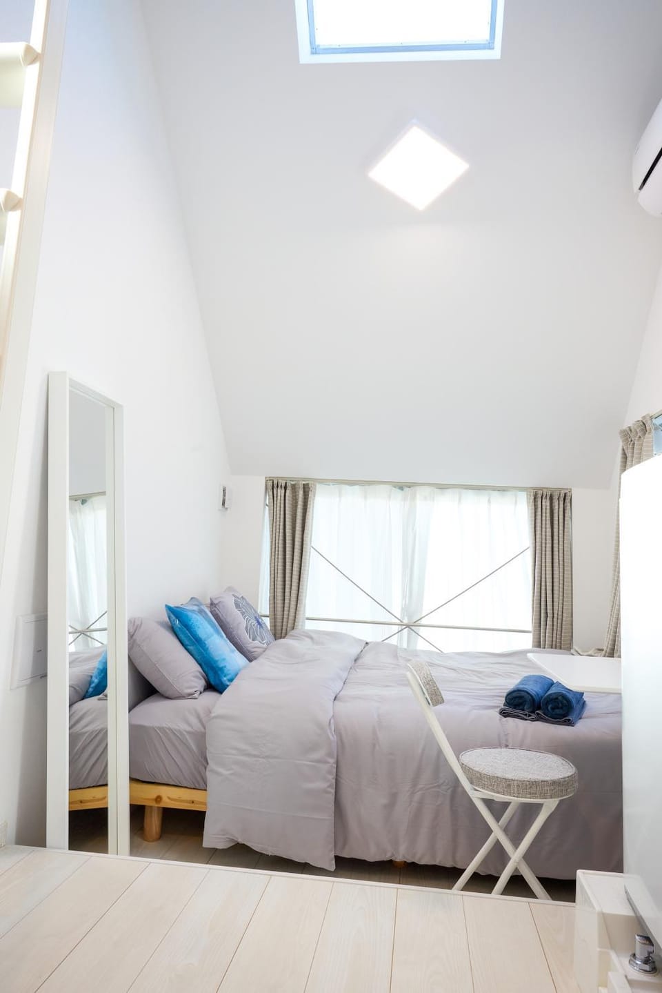 Bed, Photo of the whole room, Bedroom