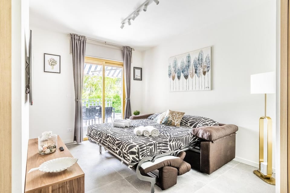Bed, Living room, Photo of the whole room, Seating area, Bedroom