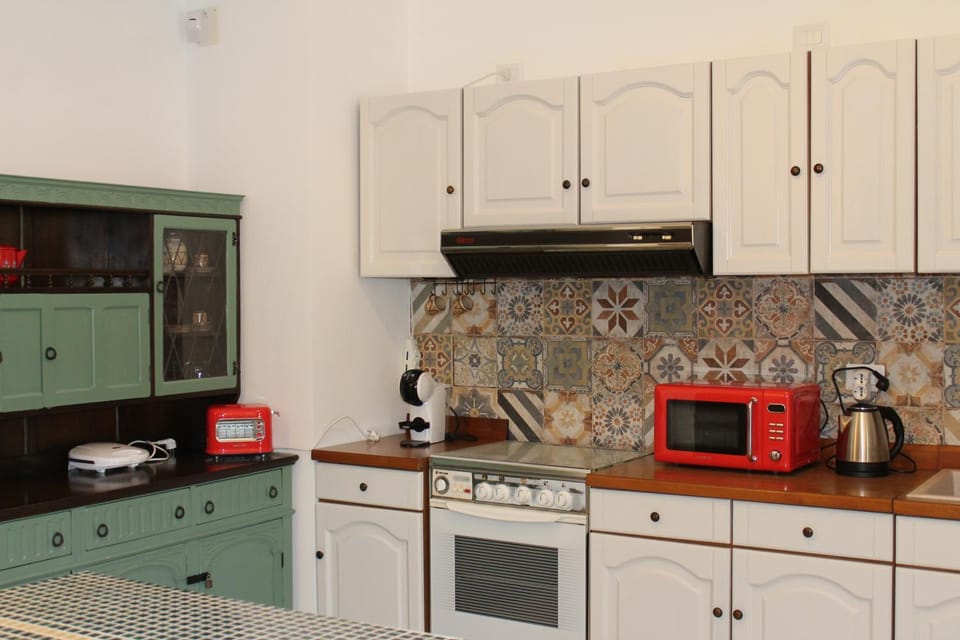 Coffee/tea facilities, microwave, oven, toaster, kitchen