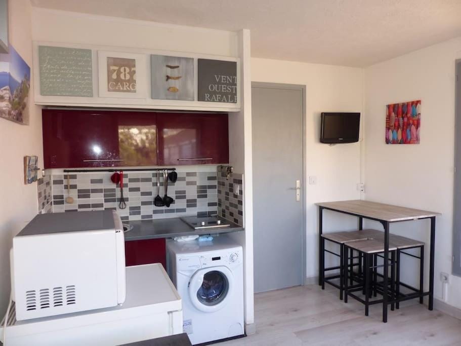 Kitchen or kitchenette, Seating area, Dining area, oven, stove, washing machine