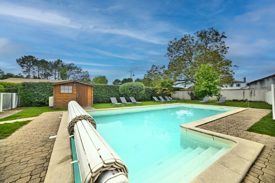 Garden view, Swimming pool, sunbed
