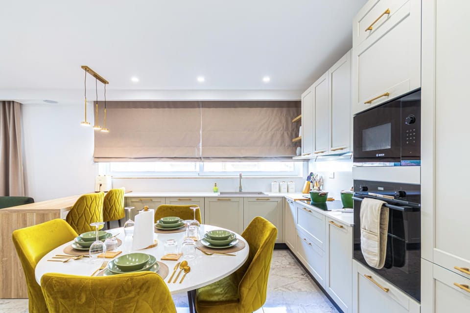 Coffee/tea facilities, Kitchen or kitchenette, Seating area, Dining area, dishwasher, heating, microwave, oven, stove, toaster, kitchen