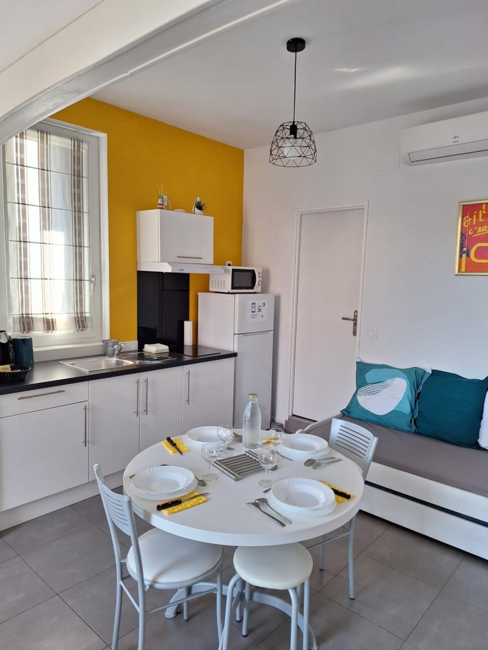 Kitchen or kitchenette, Seating area, Dining area, internet, stove