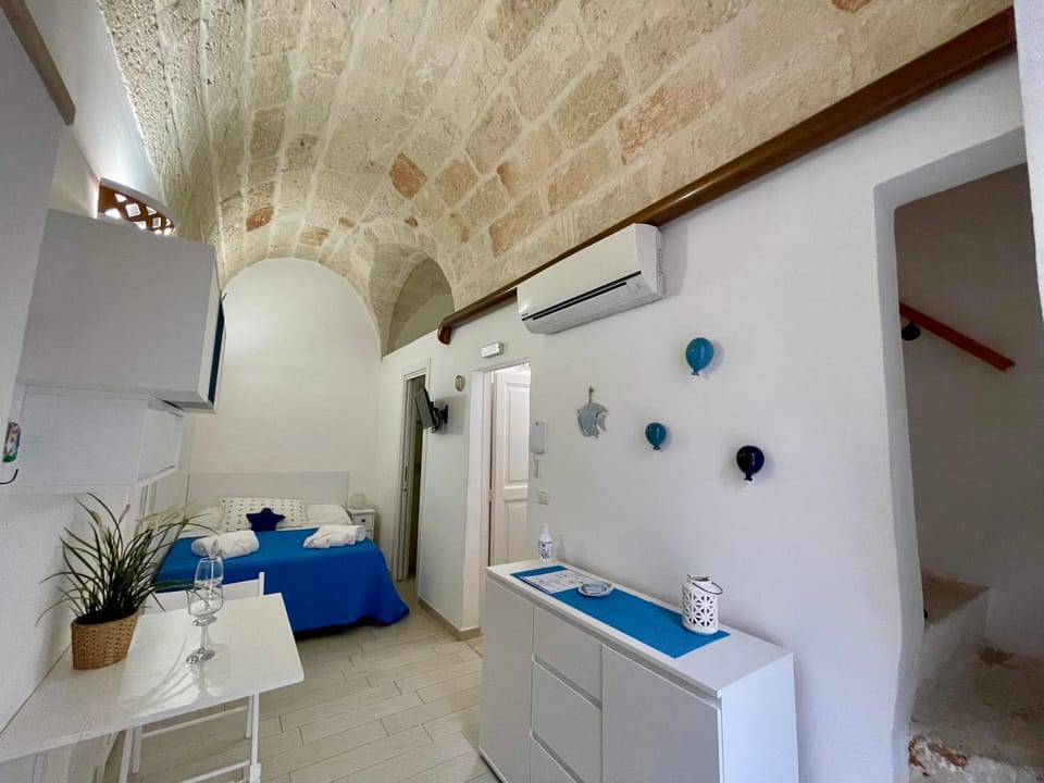 Photo of the whole room, Bedroom, air conditioner