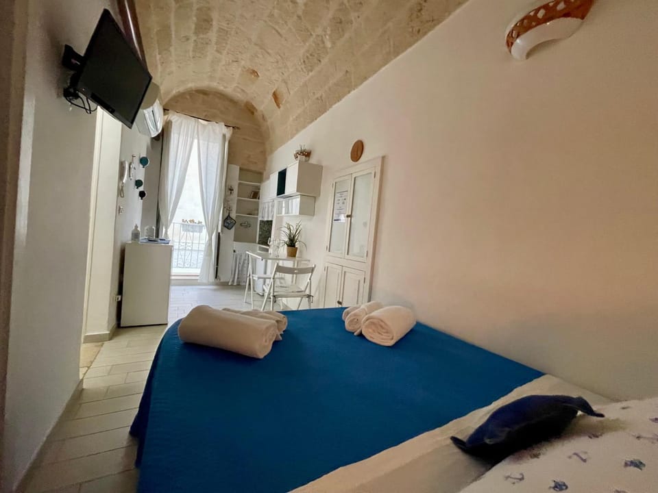 Bed, TV and multimedia, Photo of the whole room, Bedroom, towels