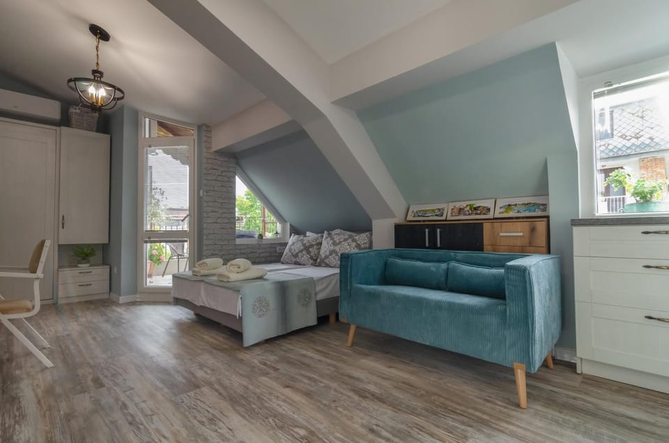 Bed, Living room, Photo of the whole room, Seating area, Bedroom