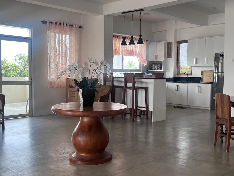 Kitchen or kitchenette, Dining area, minibar, toaster