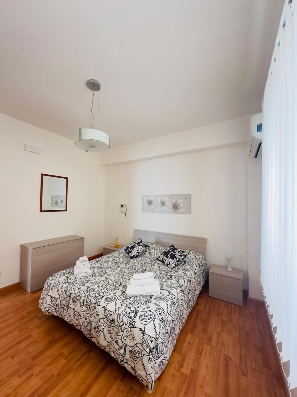 Bedroom, air conditioner