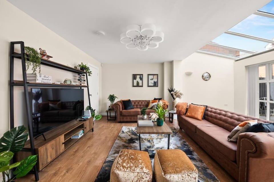 TV and multimedia, Living room, Seating area, Evening entertainment