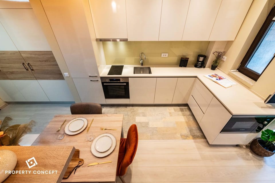 Coffee/tea facilities, Kitchen or kitchenette, Dining area, oven, stove