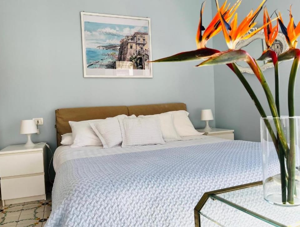 Bed, Living room, Photo of the whole room, Seating area, Bedroom
