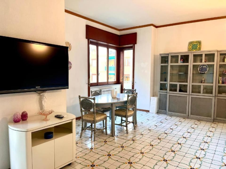 Communal lounge/ TV room, TV and multimedia, Kitchen or kitchenette, Living room, Seating area, Dining area, Evening entertainment