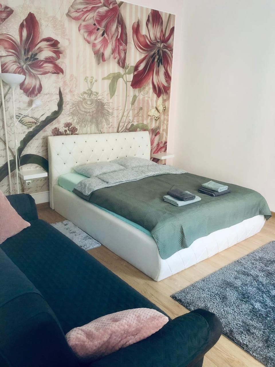 Lovely Flowers Quiet 4th-Floor Gem Apartment in Budapest