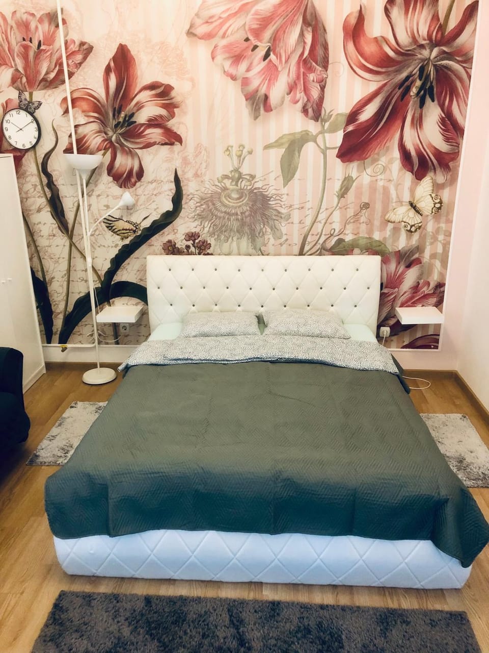 Lovely Flowers Quiet 4th-Floor Gem Apartment in Budapest