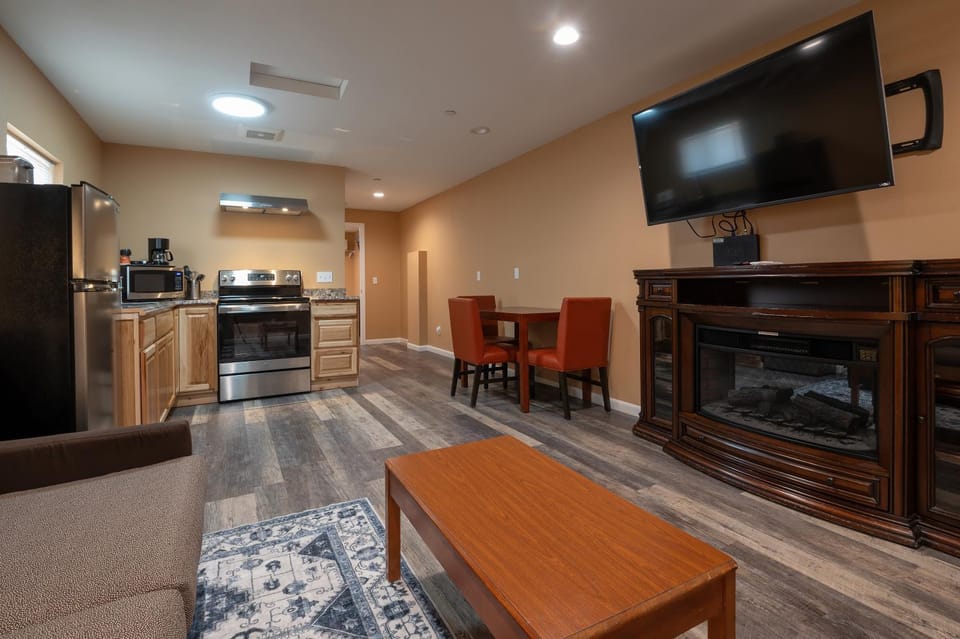 Coffee/tea facilities, Kitchen or kitchenette, Seating area