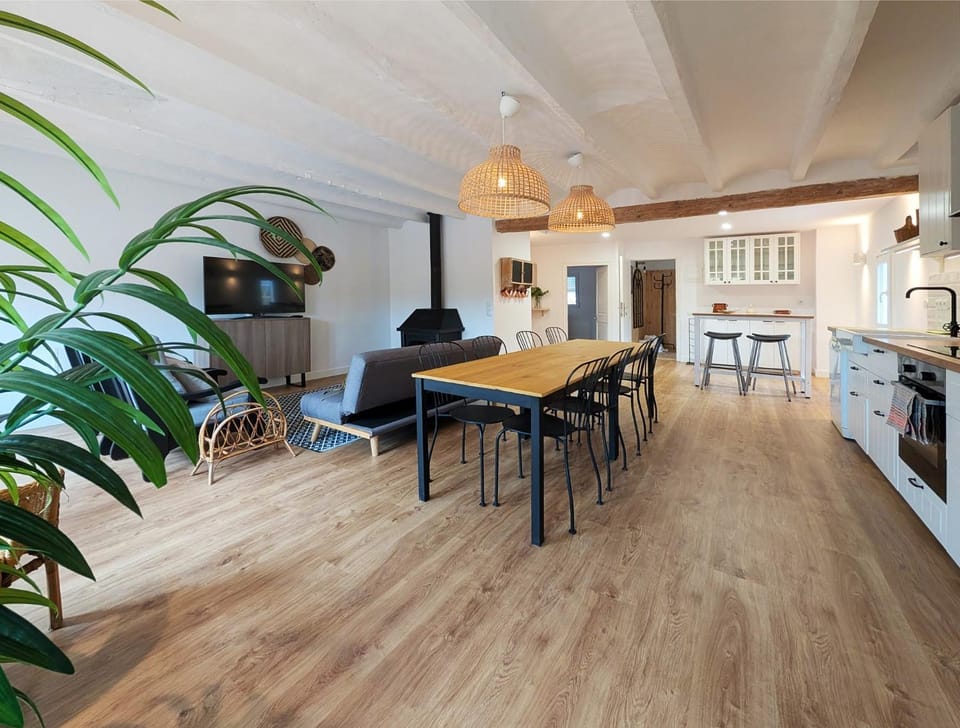 Kitchen or kitchenette, Dining area, oven, pet friendly, stove