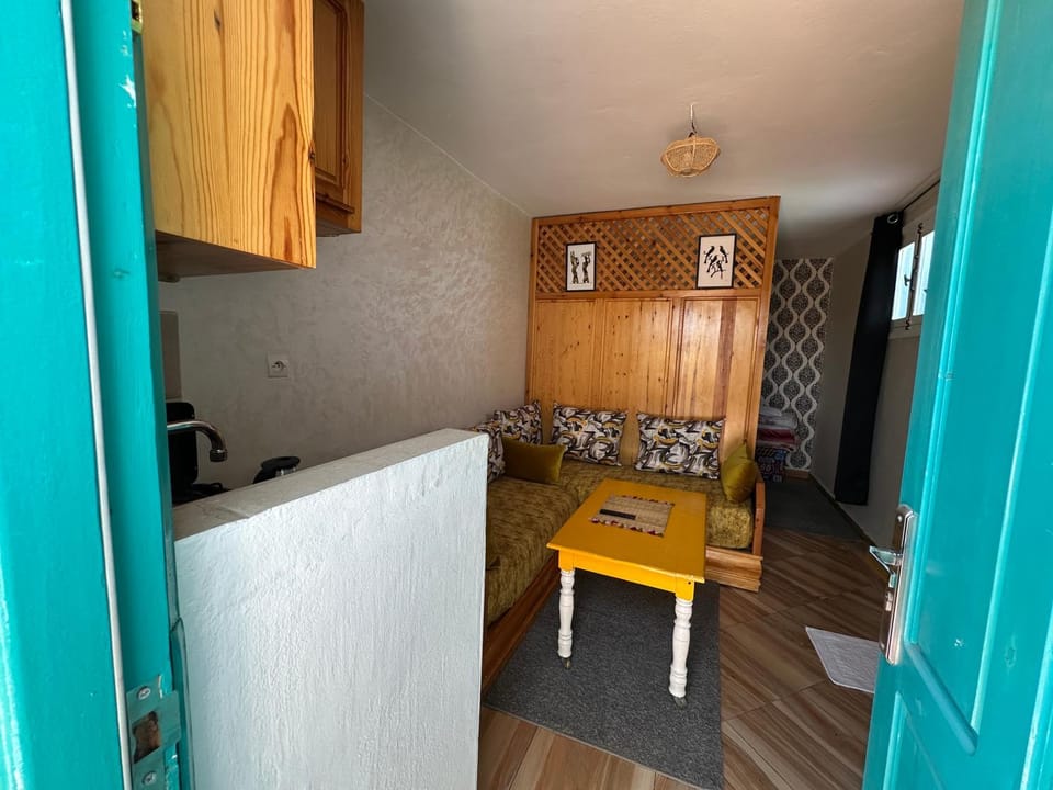 Kitchen or kitchenette, Living room, Seating area, Dining area, stove