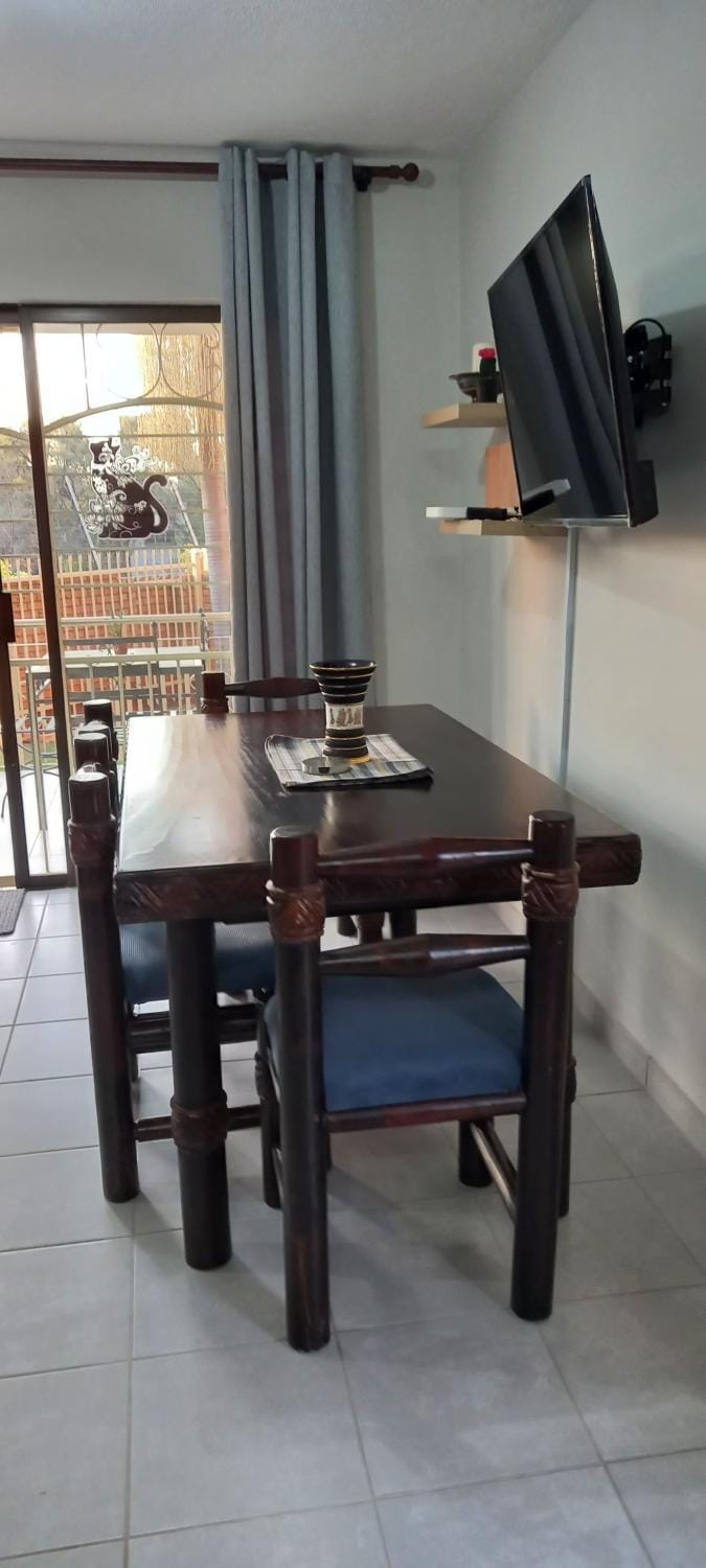 TV and multimedia, Seating area, Dining area