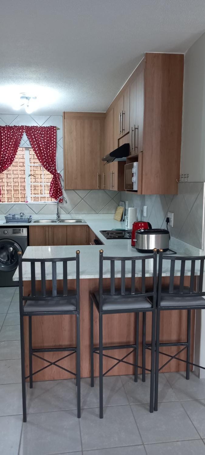 Kitchen or kitchenette, Dining area, stove