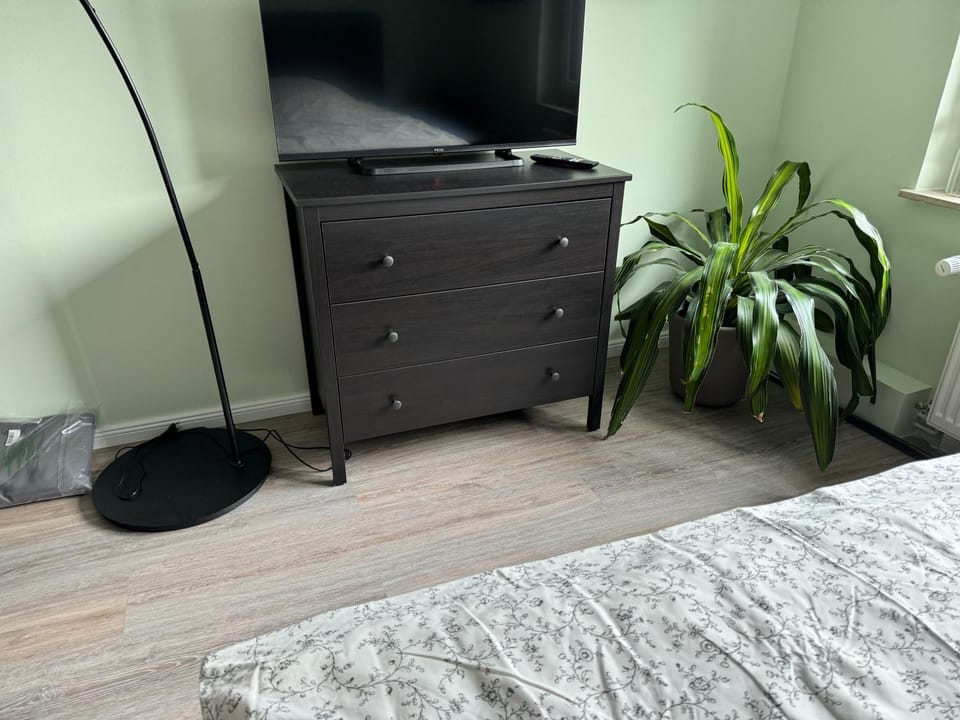 Bed, TV and multimedia, Photo of the whole room, Bedroom
