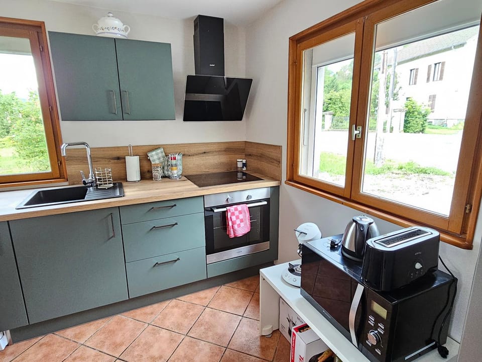 Coffee/tea facilities, dishwasher, oven, stove, toaster