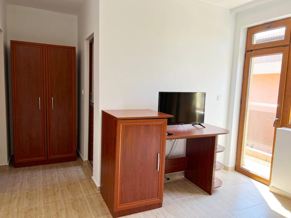 Bed, TV and multimedia, Photo of the whole room, wardrobe