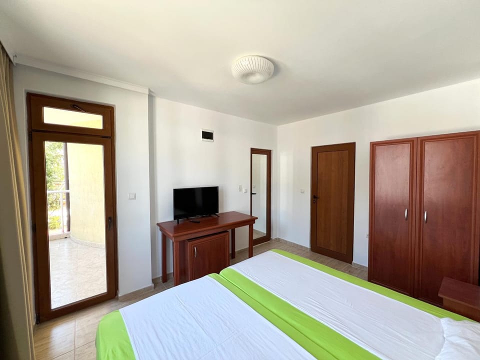 Bed, TV and multimedia, Photo of the whole room, wardrobe