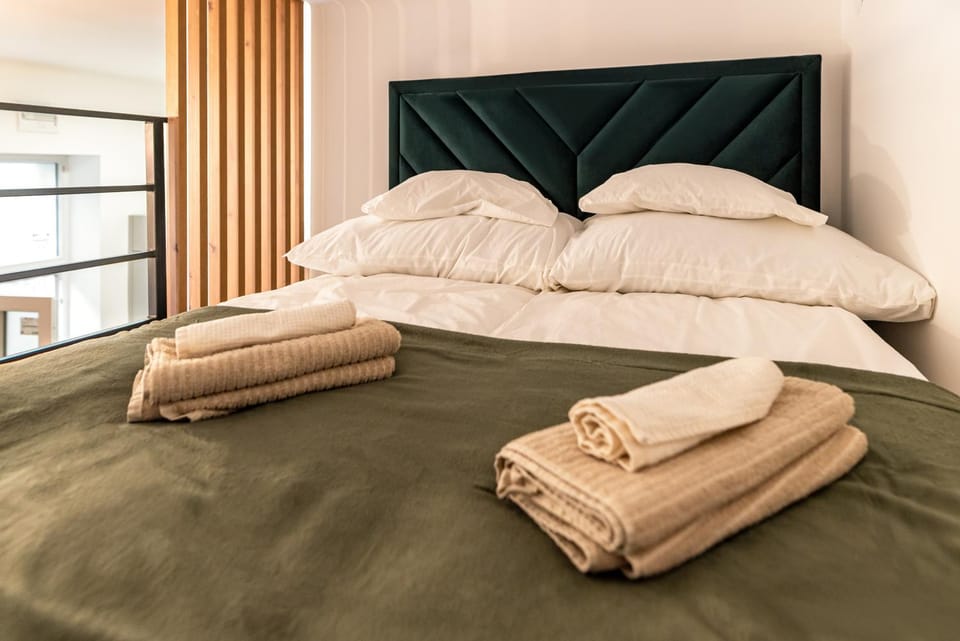 Bed, towels