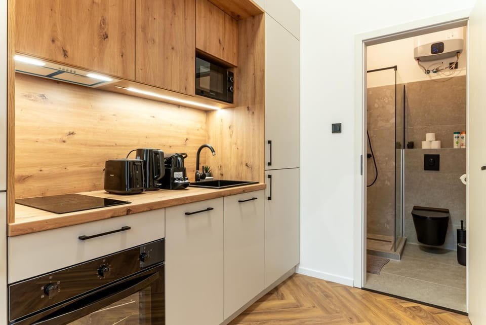 Coffee/tea facilities, Kitchen or kitchenette, stove