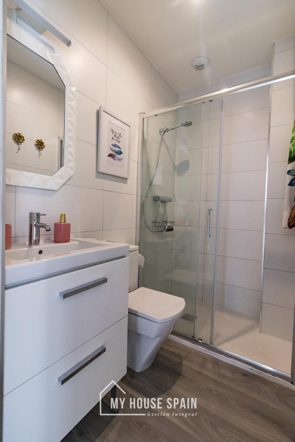 Shower, Toilet, Bathroom, towels
