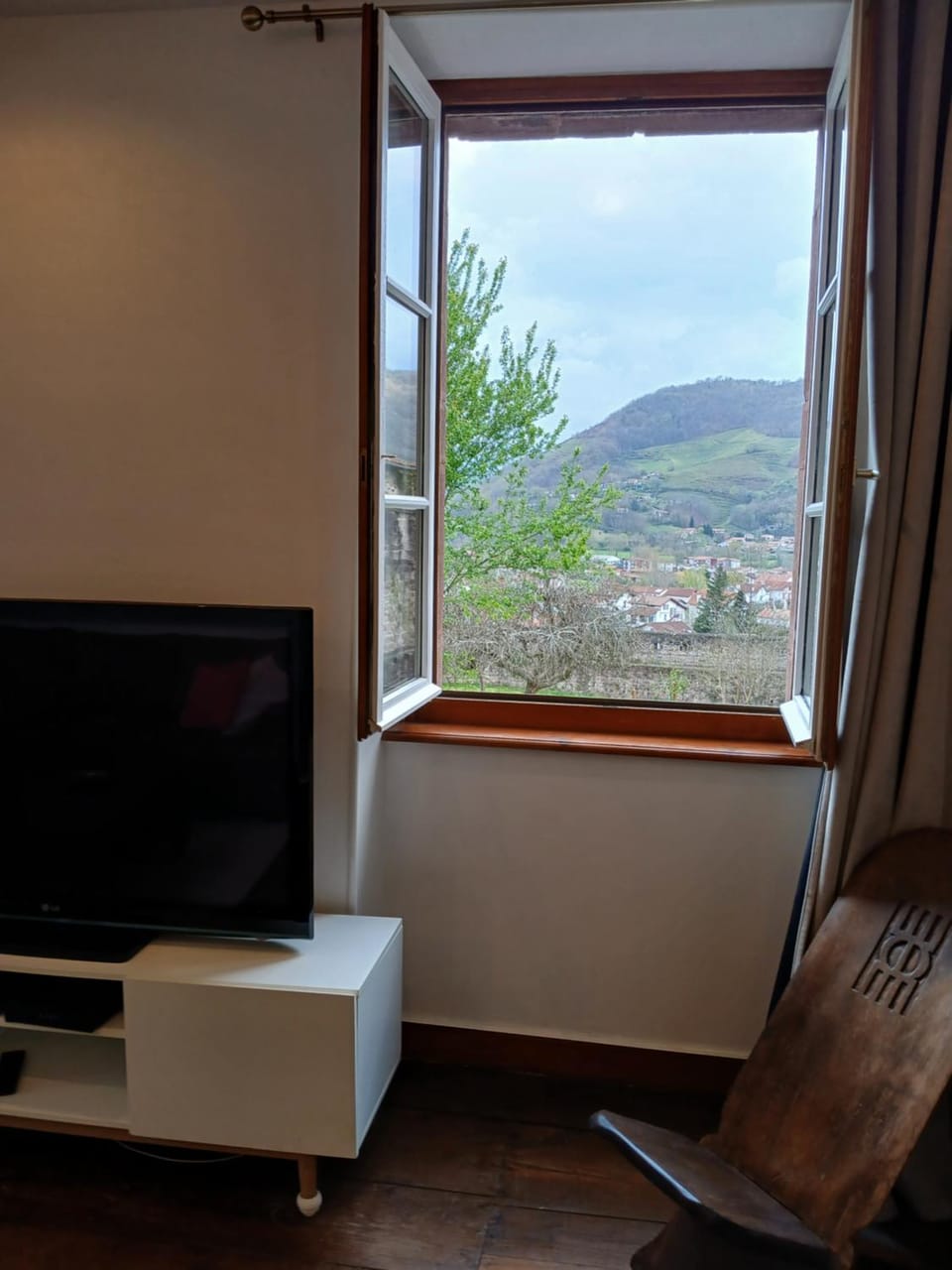 Natural landscape, TV and multimedia, Living room