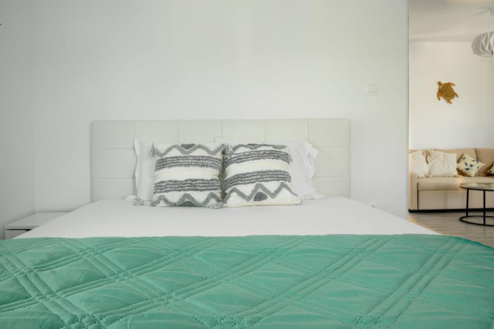 Bed, Photo of the whole room, Seating area, Bedroom