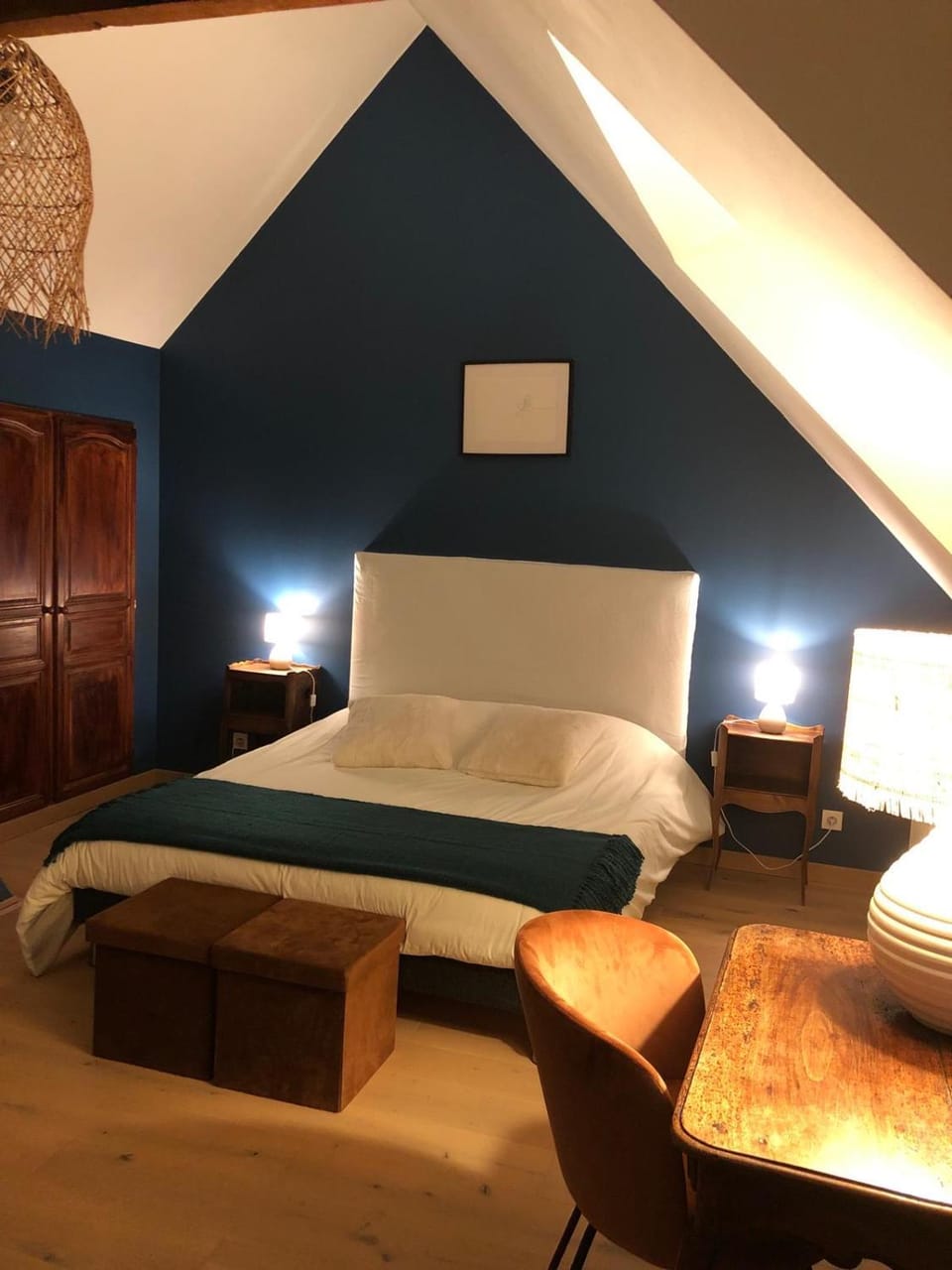 Bed, Photo of the whole room, Bedroom