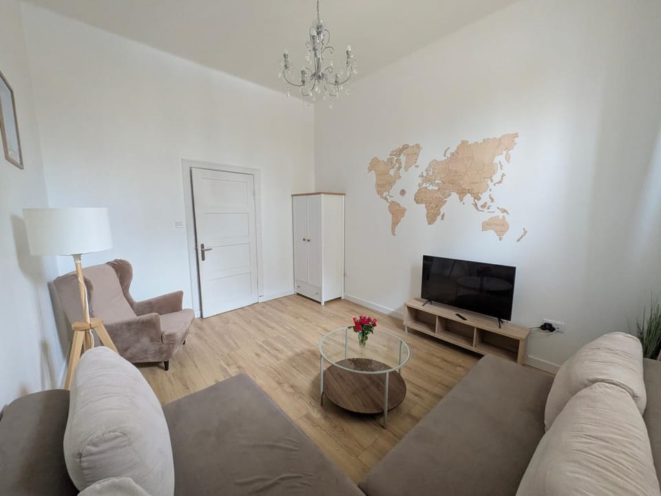 TV and multimedia, Living room, Photo of the whole room, Seating area, Evening entertainment