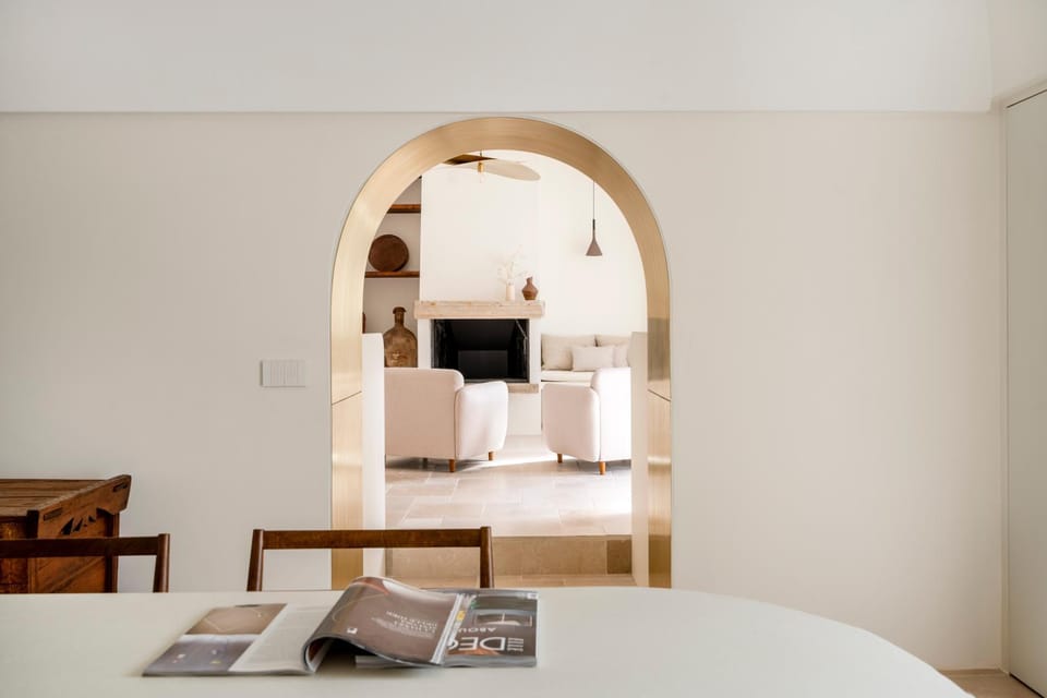 Lounge or bar, fireplace