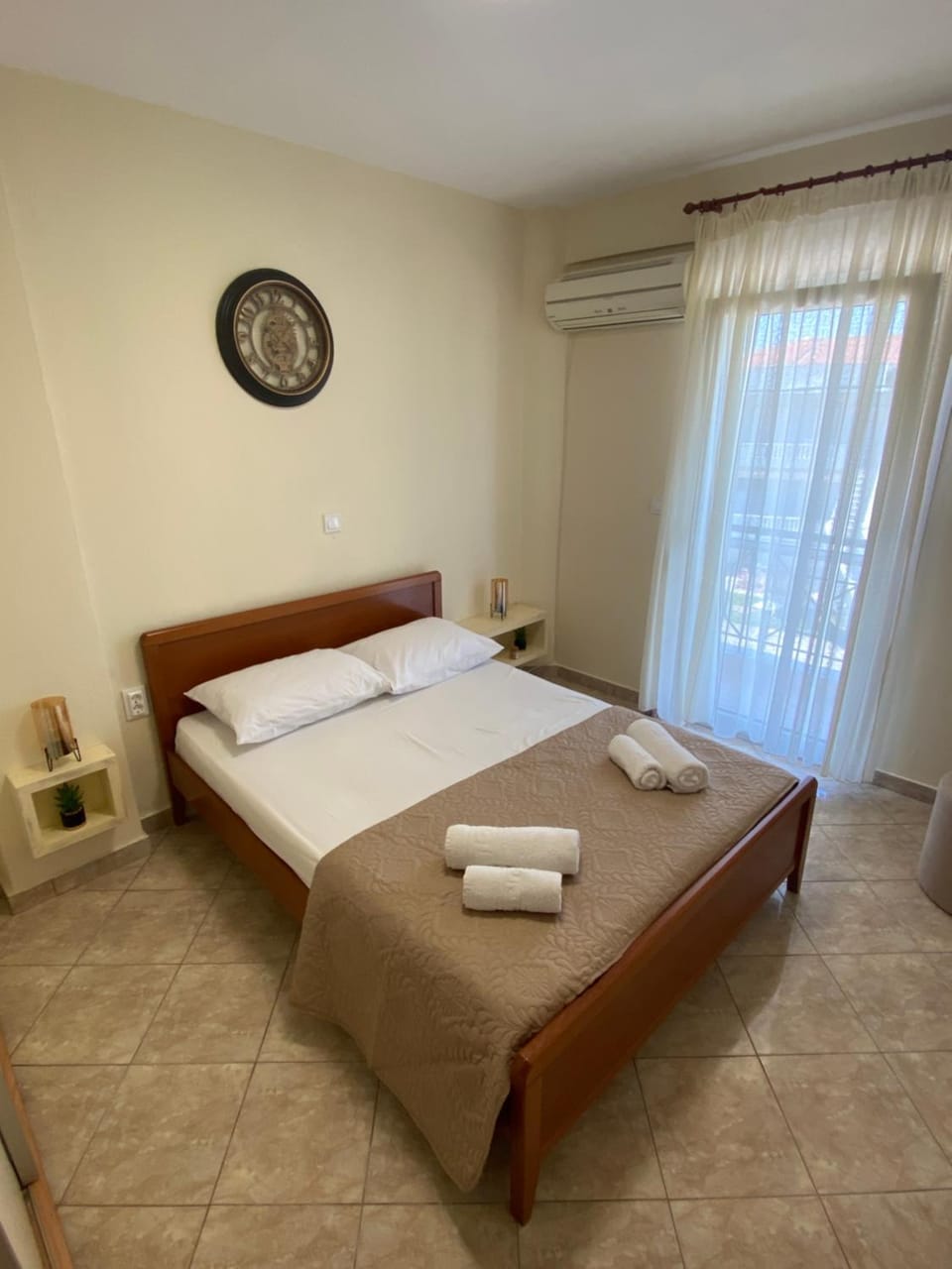 Bed, Bedroom, towels