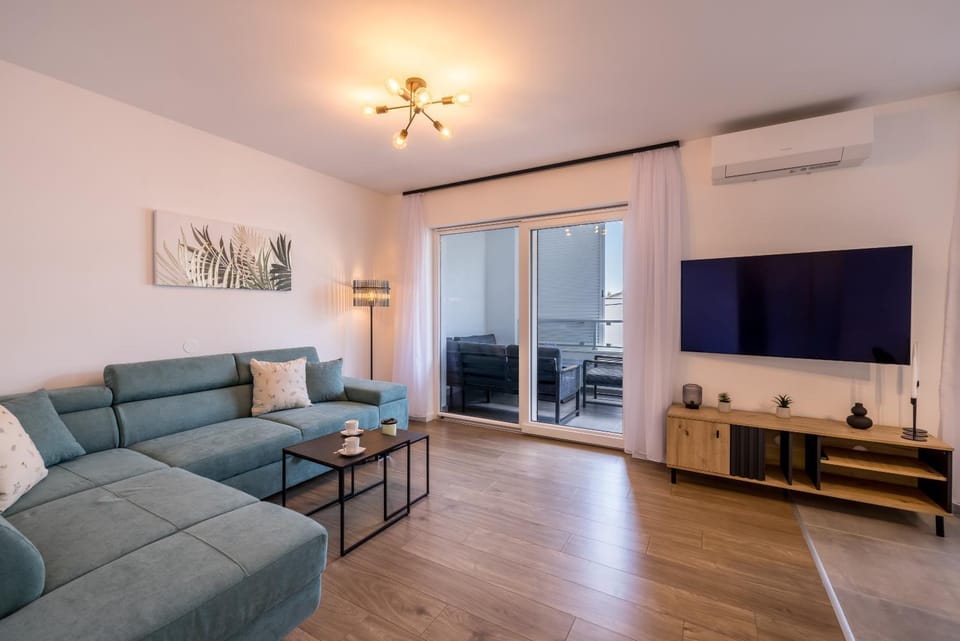 Communal lounge/ TV room, TV and multimedia, Living room, Seating area, Evening entertainment, air conditioner