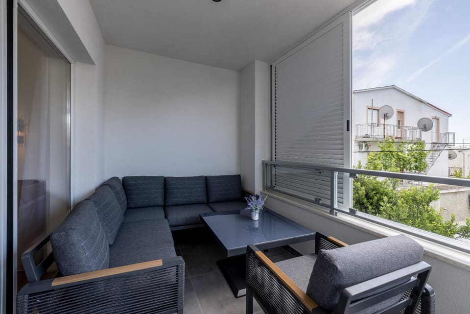 Day, Balcony/Terrace, Living room, Seating area