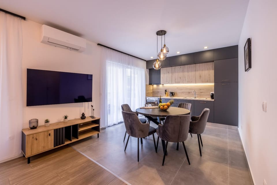 TV and multimedia, Kitchen or kitchenette, Living room, Seating area, Dining area, air conditioner