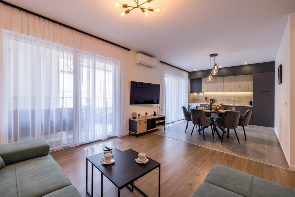 Communal lounge/ TV room, TV and multimedia, Kitchen or kitchenette, Living room, Seating area, Dining area, Evening entertainment, air conditioner