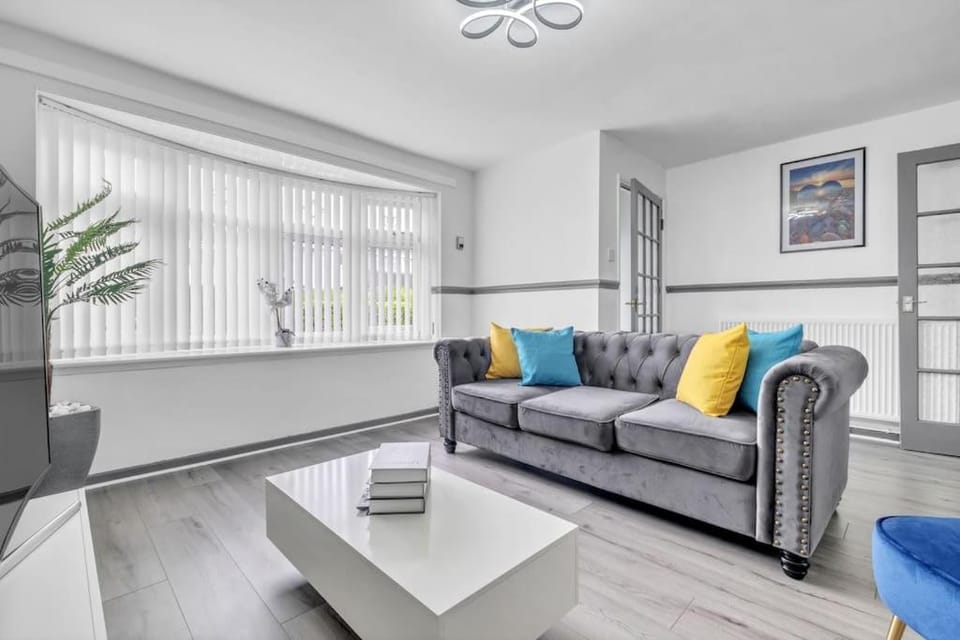 Stylish 3 bed in great location - BTA Homes Serviced Accommodation Wolverhampton Apartment in Wolverhampton