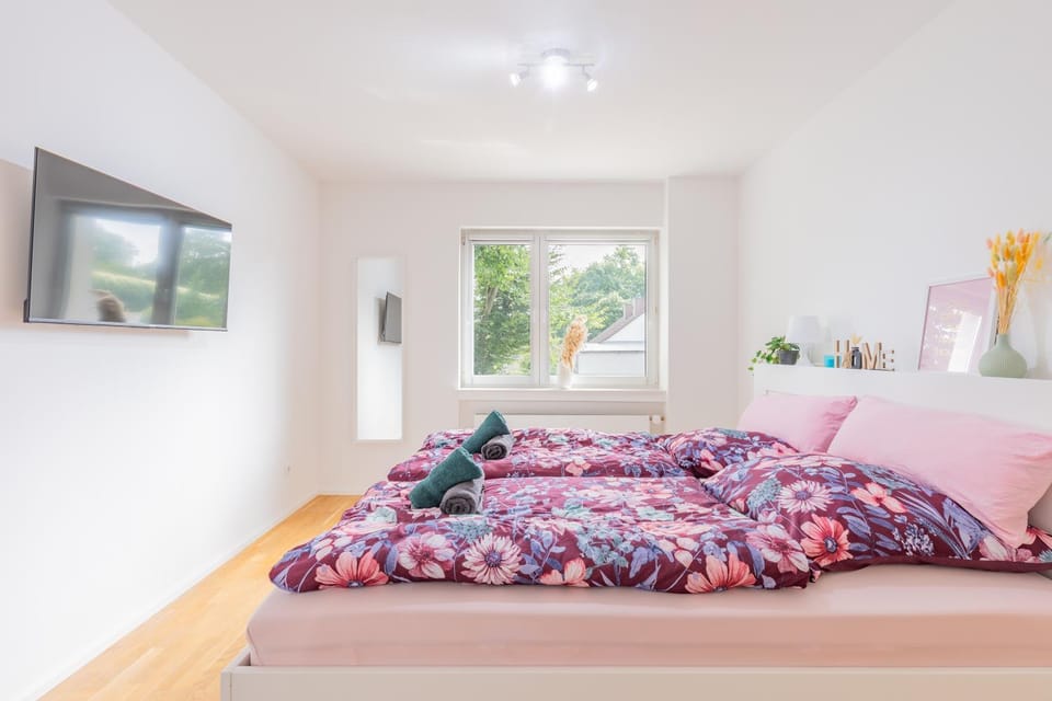Bed, TV and multimedia, Bedroom