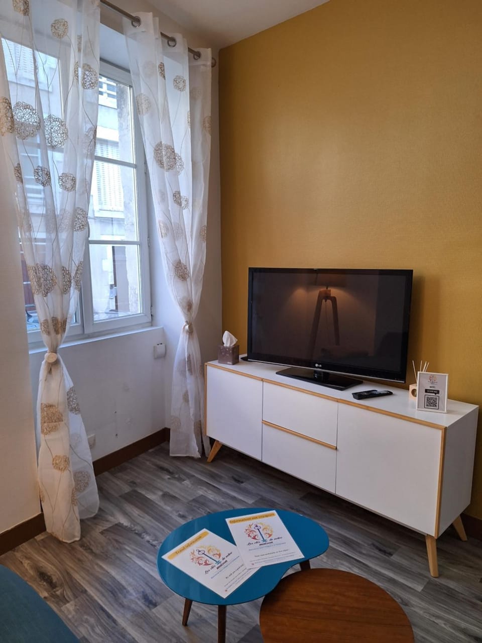 TV and multimedia, Living room, Seating area, internet