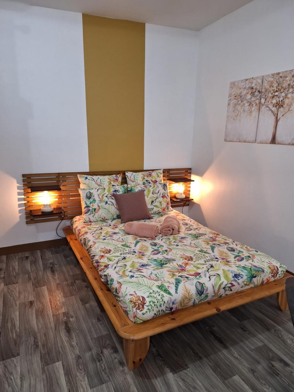 Bed, Bedroom, towels