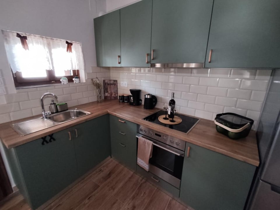 Coffee/tea facilities, Kitchen or kitchenette, stove
